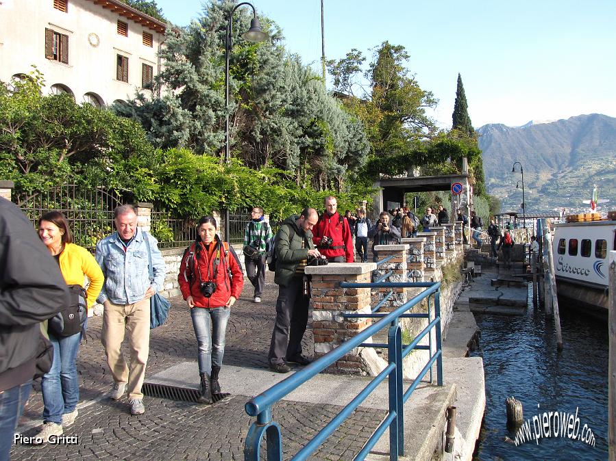 06 Lungolago a Peschiera Maraglio.jpg